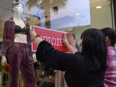 Ενδιάμεσες εκπτώσεις 2022: Τι ώρες θα λε...