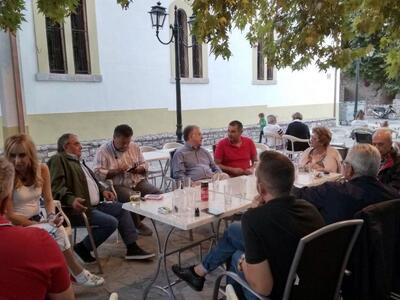 Με φίλους στην πλατεία της Κέρτεζης.