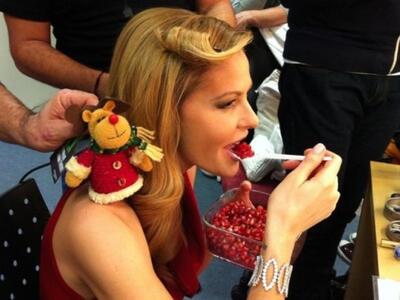 Με βαρύτιμα διαμάντια και κατακόκκινη το...