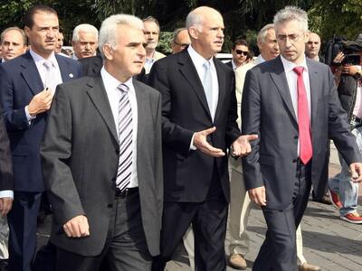 Πέταξαν παπούτσι στον Γιώργο Παπανδρέου ...