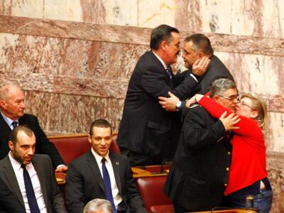 Με φιλιά στο στόμα υποδέχθηκε στη Βουλή ...