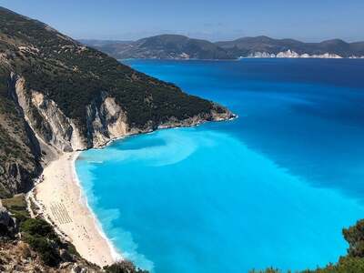 Οι 4 ελληνικές παραλίες που βρίσκονται σ...