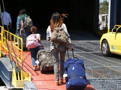 Δεμένα τα πλοία στα λιμάνια του Πειραιά ...