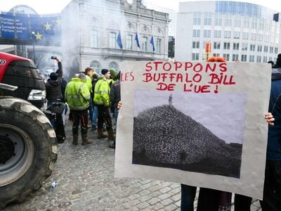 LIVE- Πεδίο μάχης μεταξύ αγροτών και αστ...