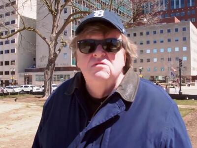 Ο Μάικλ Μουρ συγκρίνει τον Τραμπ με τον Χίτλερ