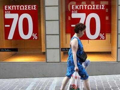 Πάτρα: Με τα... μάτια ψώνισαν στις εκπτώ...