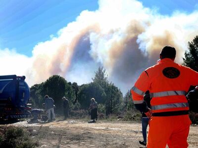 Μαίνεται η φωτιά στο Ριόλο – Ενισχύονται...