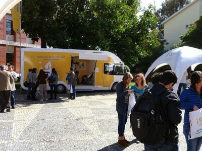 Πάτρα: Το λεωφορείο του Euroaxess στην Π...