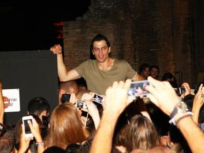 Ο Σάκης Ρουβάς βγαίνει από τα παρασκήνια...