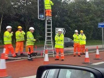 Πόσοι χρειάζονται για να αλλάξουν μια λά...