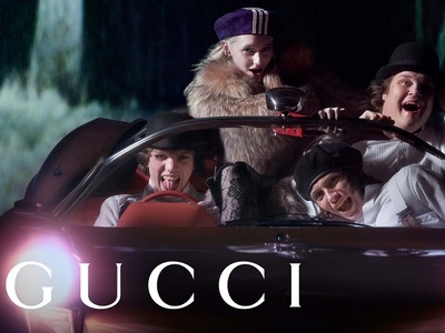 Gucci και Alessandro Michele υποκλίνοντα...