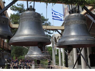 Έκλεβαν τάματα, χρήματα και ...καμπάνες