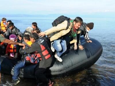 Πρόσφυγες και μετανάστες έκαναν «ποδαρικ...