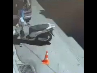 Αγία Παρασκευή: Η στιγμή που βγαίνει από...