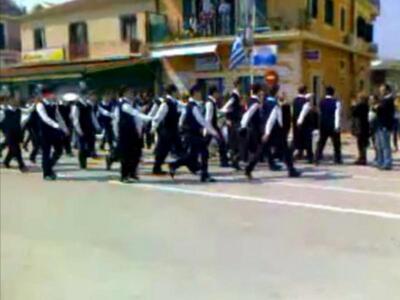 Κεφαλλονιά: Στρίβειν δια της παρέλασης -...