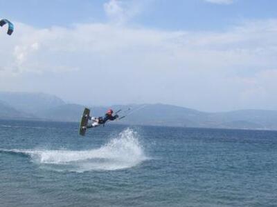 Kitesurf στον ουρανό του Δρεπάνου (ΔΕΙΤΕ ΦΩΤΟ)