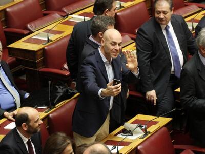 Οι αστυνομικοί στη Βουλή μπέρδεψαν τον Α...