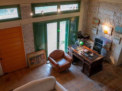 Το καθιστικό είναι γεμάτο έργα τέχνης 