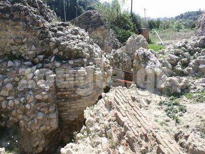 Καταρρέει το ρωμαϊκό υδραγωγείο της Πάτρας 