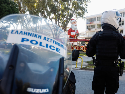 Koρωνοϊός: Έως 4 μέλη της οικογένειας στ...