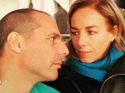 Ο Βαρουφάκης και η Δανάη, αγκαλιά στην Αίγινα