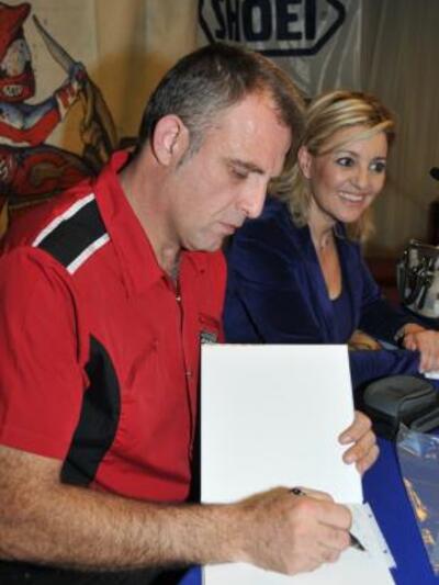 Ο Πασχάλης Τσαρούχας υπογράφωντας αυτόγραφα