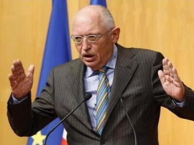 "Μην αντιμετωπίζετε τους Έλληνες σα...