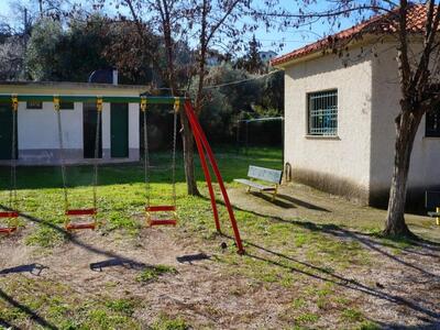 Τουαλέτες, προαύλιο και κτήριο Νηπιαγωγε...