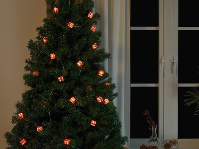 «Κολλήσαμε» με τα γιορτινά φωτιστικά της...