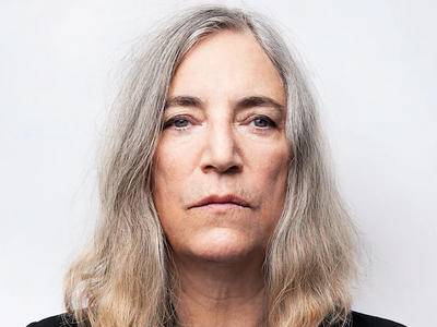 Patti Smith: Κατέρρευσε επί σκηνής σε συ...