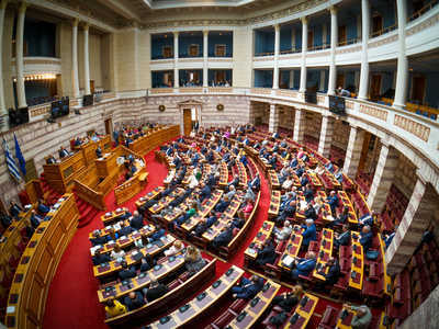Βουλή- LIVE: Σκληρή κόντρα στην Ολομέλει...