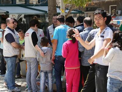 Τα προσφυγόπουλα ζωγραφίζουν και μας συγ...