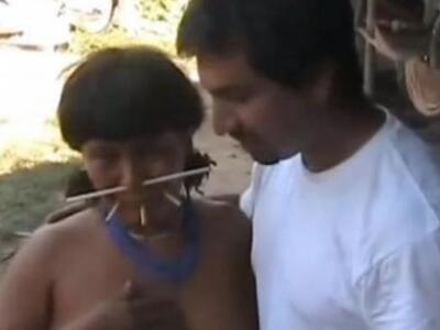 Βρήκε τη χαμένη μητέρα του να ζει σε φυλ...