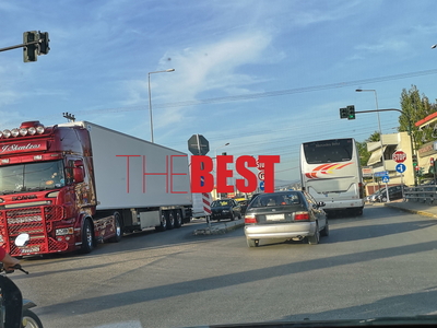 Νταλίκα ετοιμάζεται να μπει από την Ακρω...