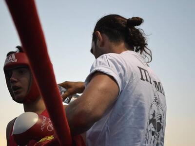 Ο Λάμπρος Μιχαλόπουλος δίνει οδηγίες στο...