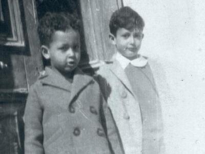 Ο Κωστής Στεφανόπουλος (δεξιά) με τον αδ...