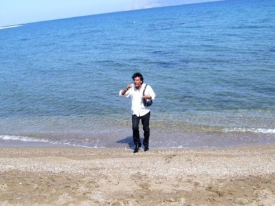 O Άμπετ Χασμάν, ήπιε νερό από την πλαζ γ...