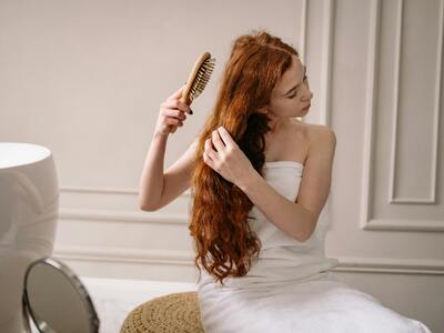 Tips για να αποκτήσεις υγιή και λαμπερά μαλλιά 