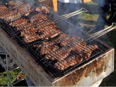 Μέχρι και πανέρια με γαρύφαλλα μεσημεριά...