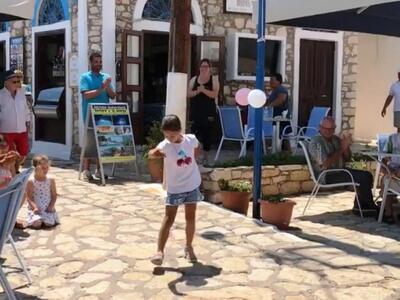 Το γύρο του κόσμου κάνει το ζεϊμπέκικο τ...