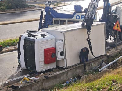 Φορτηγό ανετράπη στο Κερατσίνι: Νεκρή η ...