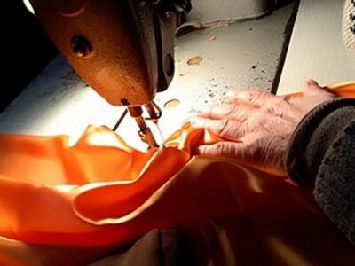 Οι  μοδίστρες της Πάτρας χαμένες μέσα σε...