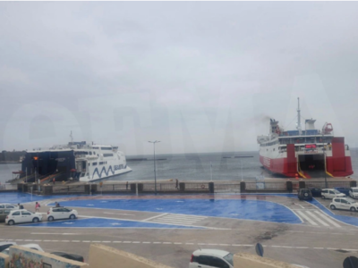 Τήνος: Σύγκρουση επιβατηγών πλοίων στο λιμάνι 