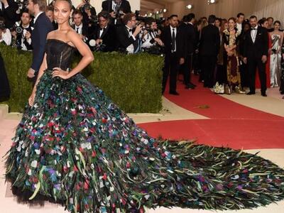 Θεαματική η Ζόε Σαλντάνα με λουλουδένια ...