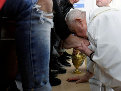 Πάπας Φραγκίσκος: Έπλυνε τα πόδια 12 ανή...