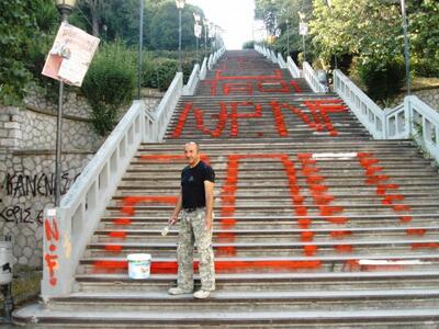 Πάτρα: Σβήνουν το σύνθημα από τις σκάλες...