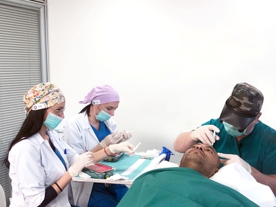 Εν ώρα μεταμόσχευσης μαλλιών FUE από τον...