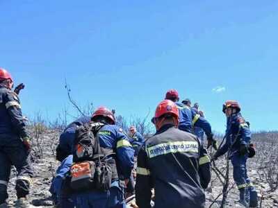 Φωτιά στην Πάτρα: Πυροσβέστης έπεσε σε χ...