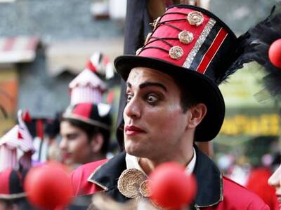 Στο Πατρινό Καρναβάλι ξεφαντώνει ο ηθοπο...