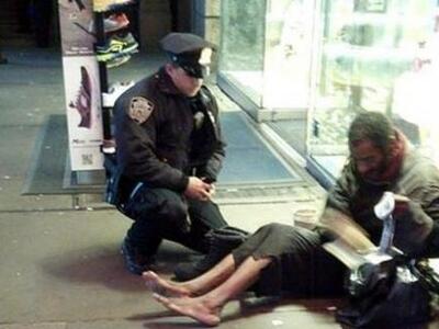 Νέα Υόρκη: Αστυνομικός χαρίζει μπότες σε...